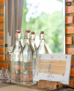 大叻Scent Village Hotel的一组玻璃瓶坐在桌子上