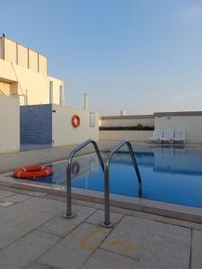 迪拜PRIVATE ROOM FOR BUSINESS EXECUTIVES BY MAUON TOURISM的一个带红色充气的游泳池