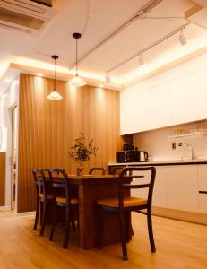济州市米尔旅舍的厨房配有木桌和椅子