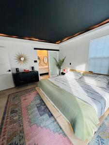 查尔斯顿M-Home的一间卧室配有一张大床和地毯。