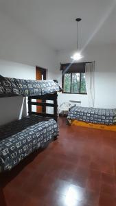San IgnacioHostel Amarillo的客房设有两张床和窗户。