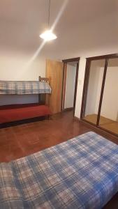 San IgnacioHostel Amarillo的一个空房间,有床和镜子