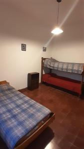 San IgnacioHostel Amarillo的一间卧室配有两张床和电视。