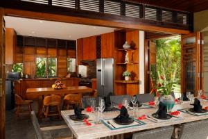 BalianThe Cove Bali by Nakula的厨房以及带桌椅的用餐室。