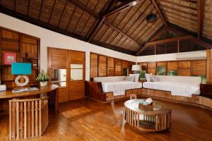 BalianThe Cove Bali by Nakula的一间大卧室,配有两张床和一张桌子