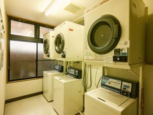 白马村古民家ホテル 結 YUWAI的洗衣房配有洗衣机和窗户