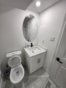InnisfilNew Modern cozy room in Innisfil的白色的浴室设有卫生间和镜子