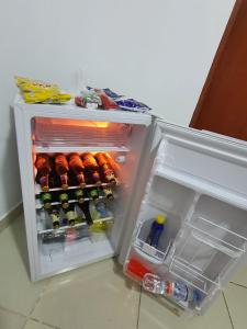 瓦乔HOSTAL GRAND IBIZA的装满大量饮品的开放式冰箱