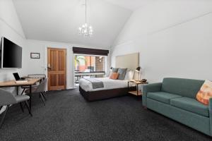 本迪戈本迪戈全季度假酒店的酒店客房,配有床和沙发