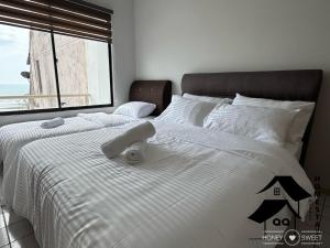 波德申New Seaview with Seaside Apartment 2 BR的卧室配有一张大白色床和窗户