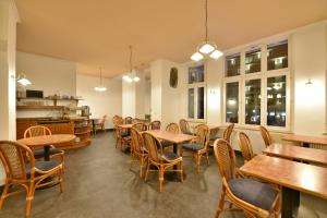 赛巴特班森Hotel Meereseck的餐厅设有木桌、椅子和窗户。