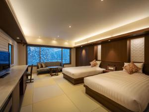 藏王温泉昭四季酒店的酒店客房设有两张床和电视。