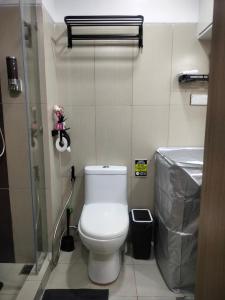 马尼拉Smdc Breeze Residence的一间带卫生间和水槽的浴室