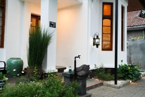 万隆BUMINAKURA的白色房子,前门和植物