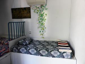 西哈努克Spicy23 - M' Pai Bay的一间小卧室,墙上有一张床