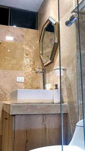 TalaveraChanka Suites的一间带水槽和镜子的浴室