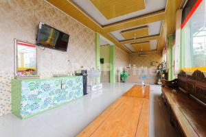 NegarasakaHomestay Hj Suharti Natar Lampung RedPartner的客厅的墙上配有电视