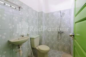 NegarasakaHomestay Hj Suharti Natar Lampung RedPartner的一间带卫生间和水槽的浴室