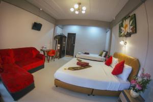 大城Casa Krung Kao的一间卧室配有一张床和一张红色的沙发