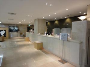 鸟取市Tottori City Hotel / Vacation STAY 81348的大楼内带柜台的餐厅