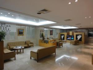 鸟取市Tottori City Hotel / Vacation STAY 81348的大楼内带沙发和桌子的等候室