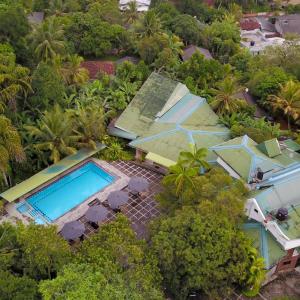 高尔Hotel Ranthil的享有带游泳池的度假村的空中景致