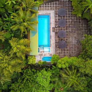 高尔Hotel Ranthil的花园游泳池的顶部景色