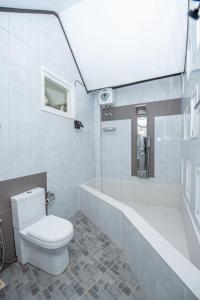 高尔Hotel Ranthil的浴室配有卫生间、浴缸和水槽。