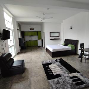 高尔Hotel Ranthil的客厅配有床和沙发