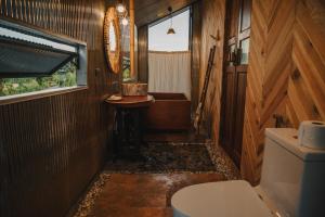 Ban Nam Chun YaiSTAY PILAFarm的一间带卫生间和水槽的小浴室