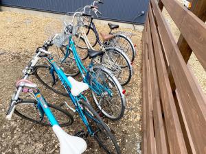 富士河口湖CAMP＆COTTAGE THE DOOR的三辆自行车停在木栅栏旁边