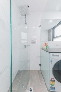 悉尼Grace at Mosman Apartments的浴室里设有玻璃门淋浴