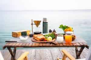 ASOBI HACK的一张野餐桌,上面放着一盘食物和橙汁