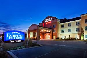 查塔努加Fairfield Inn & Suites by Marriott Chattanooga South East Ridge的一间位于酒店前的公平地旅馆和套房
