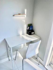 西基隆拿A Mid Somerset Dream的白色的书桌和白色的椅子