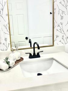 西基隆拿A Mid Somerset Dream的一间带水槽和镜子的浴室