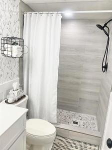 西基隆拿A Mid Somerset Dream的浴室配有白色的浴帘和卫生间