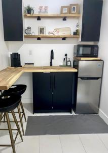 西基隆拿A Mid Somerset Dream的厨房配有带水槽的柜台和冰箱。