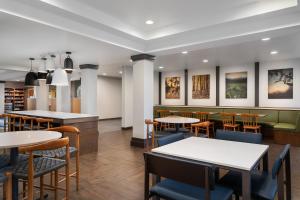 查塔努加Fairfield Inn & Suites by Marriott Chattanooga South East Ridge的一间带桌椅的餐厅和一间酒吧