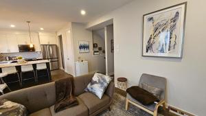 渥太华RB Homes的带沙发的客厅和厨房