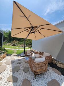 小琉球岛屿野 • 山隐 露营区的一个带椅子和大雨伞的庭院