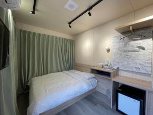 小琉球岛屿野 • 山隐 露营区的一间卧室配有一张床和一台电视。