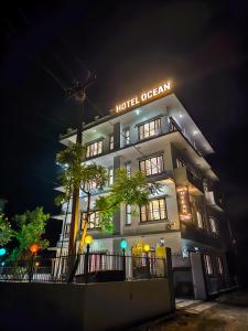 拉明德HOTEL OCEAN的酒店晚上点亮