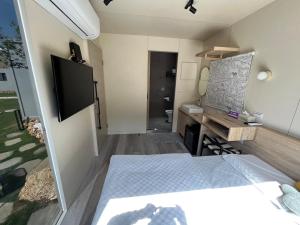 小琉球岛屿野 • 山隐 露营区的小房间设有一张床和一间浴室