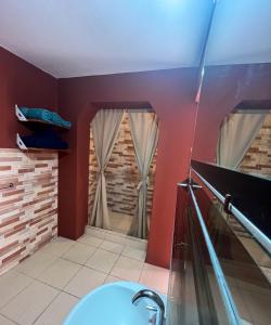 Santa Rosa del ConlaraLos Velitos的浴室配有盥洗盆和浴缸。