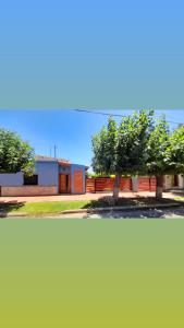 Santa Rosa del ConlaraLos Velitos的前面有两棵树的建筑