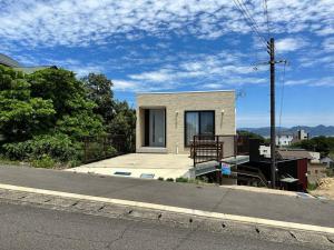白滨Shirahama Yamate Rent Villa A-2-3的坐在街道边的小房子