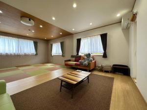 白滨Shirahama Yamate Rent Villa A-2-3的带沙发和咖啡桌的客厅
