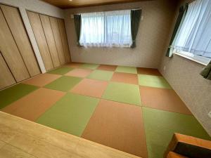 白滨Shirahama Yamate Rent Villa A-2-3的带窗户的带格子地板的客房