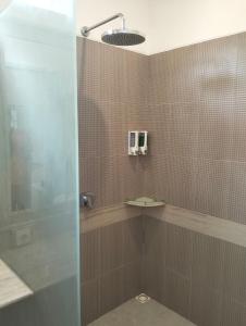 吉利特拉旺安White Coconut Resort的带淋浴和盥洗盆的浴室